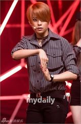 组图：f(x)首秀新歌 海盗造型冷艳性感