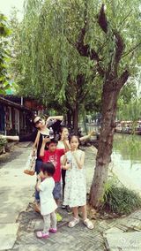 组图：小s带三女开心出游 未受老公案件影响