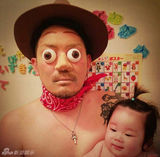 组图：日本父女逗比泡澡照走红 蠢萌犯二又有爱