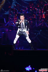 组图：多变哈林(庾澄庆)唱金曲 登小巨蛋万人同欢