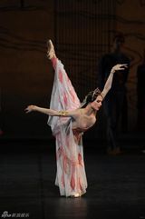 组图:女神也是女强人！俄首位当议员的芭蕾明星