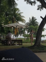 组图：高虎昔日揽比基尼美女 海边度假推油按摩