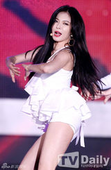 组图：泫雅热情献唱 性感热裤不慎露底