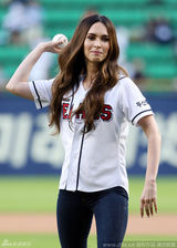 组图：梅根-福克斯为韩棒球赛开球 可爱卖萌