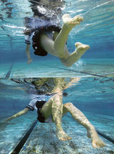 组图：NMB48成员泳池边湿身 玩制服诱惑露底裤