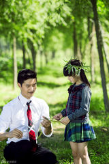 组图：田亮森碟秋日写真 抓住绿叶的尾巴