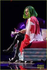 组图:Lady Gaga巡演战衣奢华 白发魔女造型冷艳