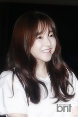 组图：玄彬走红毯人气旺 争相握手显亲和