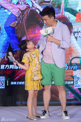 组图：父亲节礼物被泄露 黄磊女儿多多大哭