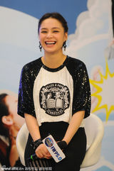 组图：阿娇(钟欣桐)露脐装宣传专辑 笑称自己是白富美