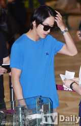 组图：CNBLUE赴京开唱 机场获壮汉开道