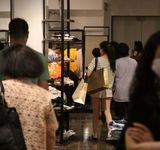 组图：黄日华妻子患癌后康复 携女儿现身购物