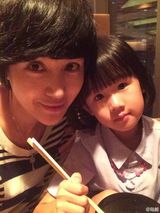 组图：七夕节陆毅一家探班黄磊 贝儿多多好姐妹