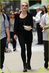 组图：影后好型！布兰切特花裙皮靴引路人侧目