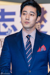 独家：苏志燮西装现身发布会 儒雅成熟帅大叔