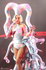 组图：Gaga演唱会现场豪放换装 爆乳网袜夺人眼