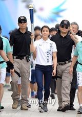 组图：韩星李诗英孝琳为亚运会传递火炬