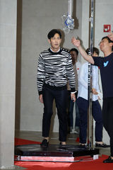 独家：崔丹尼尔宣传新片戴眼镜似哈利波特