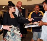 组图：Lady Gaga露臀露内裤 不顾走光为粉丝签名