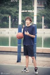 组图：《是爱情》赵寅成李光洙挥汗湿身打篮球