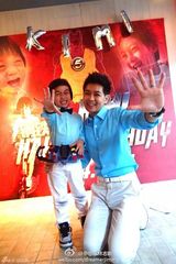 组图：Kimi五岁生日派对变昆虫课 勇敢手拿大蛇