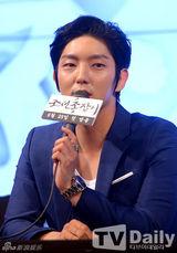 组图：《朝鲜神枪手》发布会 李准基变可爱侠客