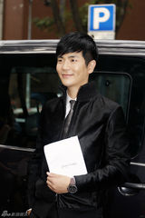 组图：张晓龙米兰时装周首秀 精致儒雅