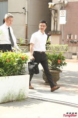 组图：小S黑衣前往法庭似有心事 夫家三口陪同