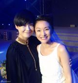 组图：李宇春献唱慈善晚会 周迅大婚送祝福