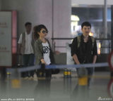 组图：邓紫棋黑超遮面 保镖开路女王架势足