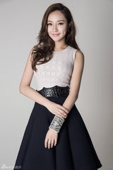 组图：韩雨芹高冷写真曝光 柔美大气正室范足