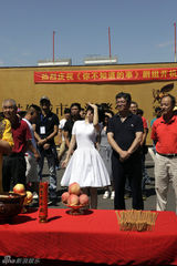 组图：许晴新戏《你不知道的事》开机白衣纯美