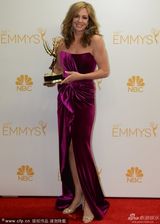 组图：艾莉森-珍妮获艾美奖喜剧类最佳女配角