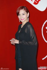 组图：郑希怡大婚热吻老公 欲为阿娇牵红线