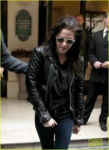 组图：暮光女星克里斯汀巴黎街拍 皮衣墨镜酷劲十足