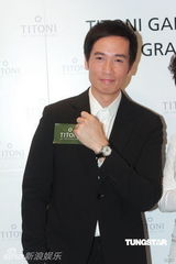 组图：陈豪携女友助阵商业活动 羞涩不敢牵女方手