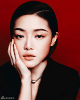 组图：邓家佳登《费加罗》 精致五官演绎复古风