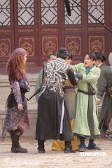 幻灯图：容祖儿新片造型搞怪 与阿Sa(蔡卓妍)亲热如姐妹花