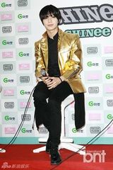 组图：SHINee出席演唱会记者会 舞台妆妖艳帅气