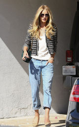 组图：超模罗茜花呢外套配仔裤靓丽出街