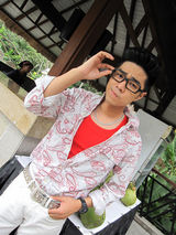 组图：袁成杰赶拍《爱情睡醒了》 复古保安装曝光