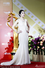 组图：杨千嬅挽郑伊健 美艳女神范被大笑破功