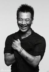 组图：吴樾黑白写真 怒放男儿本色