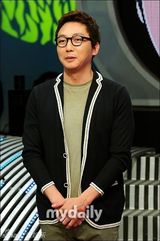 组图：韩星姜艺彬香艳出席《愤怒王》发布会