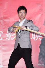 组图：陈嘉桓宣传新片《竞雄女侠》狼吻事件受关注