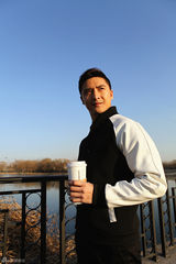 组图：田亮黑白潮装漫步街拍 享静好岁月