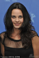 幻灯图：《蜜糖》柏林记者会 女主角透视装亮相