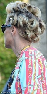 组图：莎朗斯通包租婆发型出街 满脸皱纹显老态