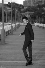 组图：欢子黑白西装活力四射 彰显型男魅力