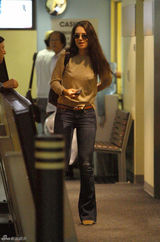 组图：阿汤嫂凯蒂-赫尔姆斯外出看医生素颜憔悴